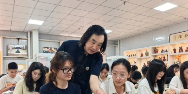 郸城县大学生联盟探访张振福泥塑工作室开展非遗研学活动