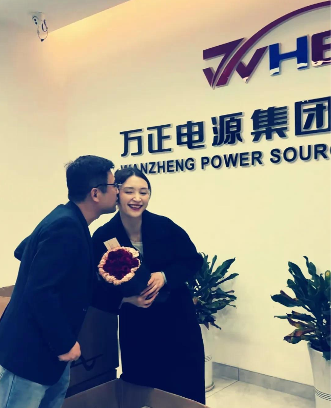 赵万与田东霞集团合影