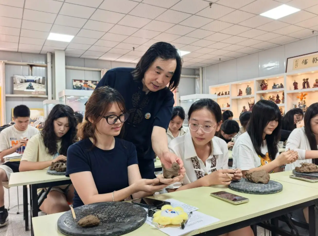 郸城县大学生联盟探访张振福泥塑工作室开展非遗研学活动